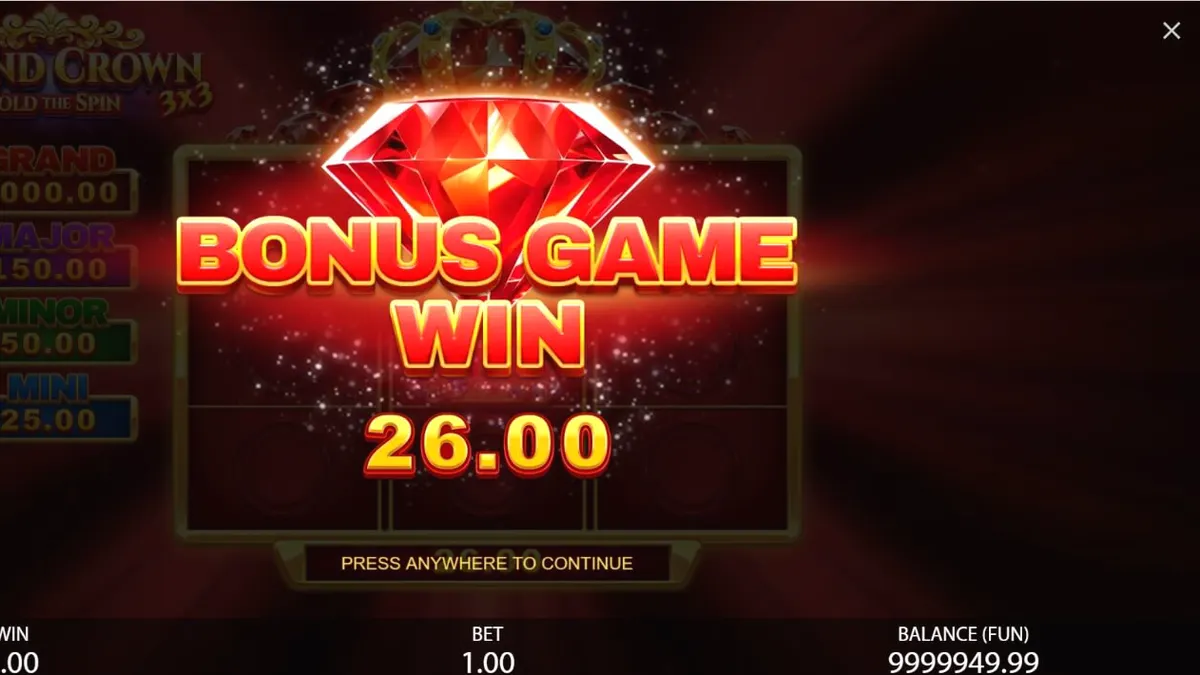 Tampilan visual slot 3x3 Grand Crown dengan simbol buah dan mahkota emas
